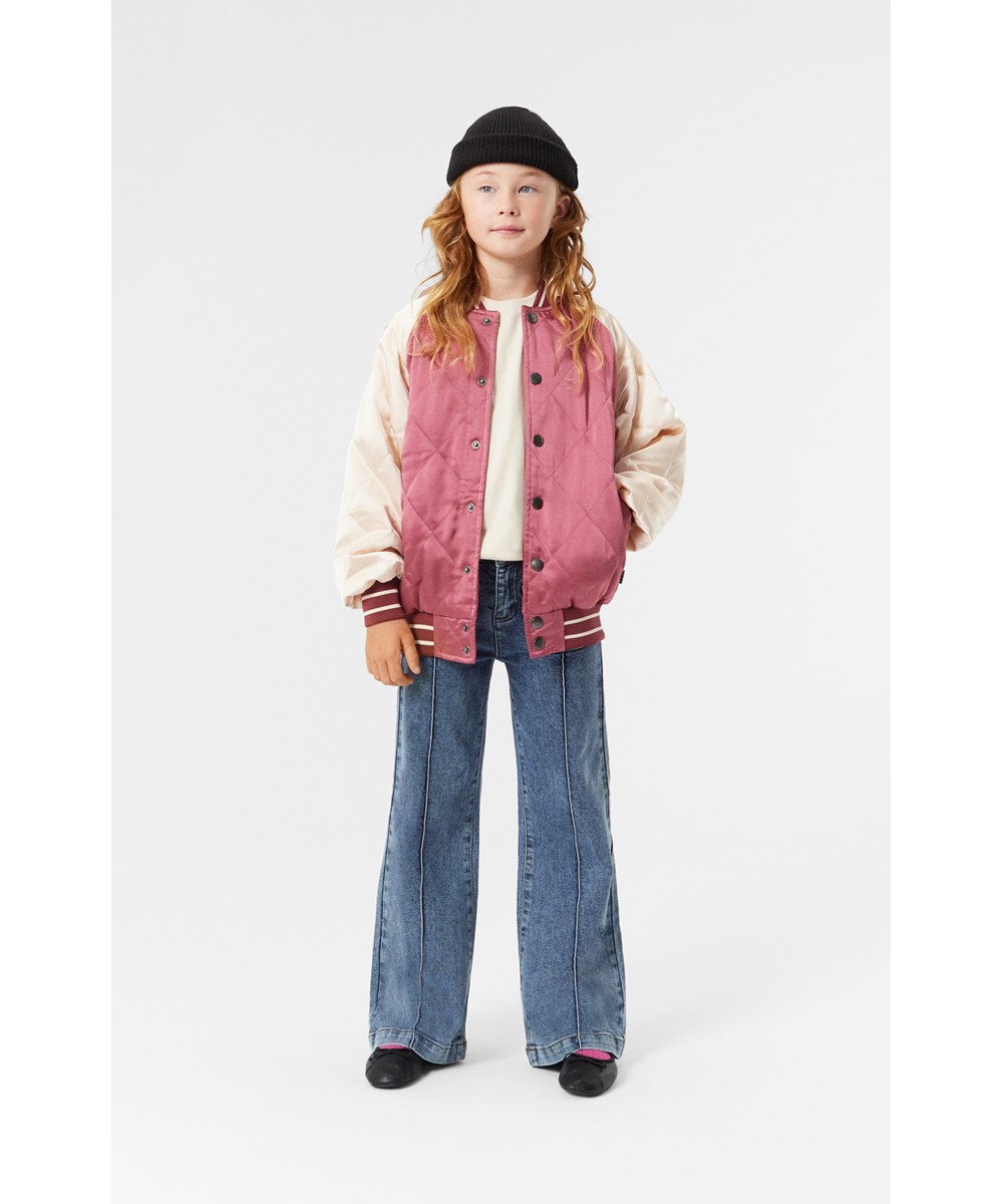 Adina - Stone Lapis Blue - Denimblauwe jaren 70 jeans van biologisch katoen met uitlopende pijpen.