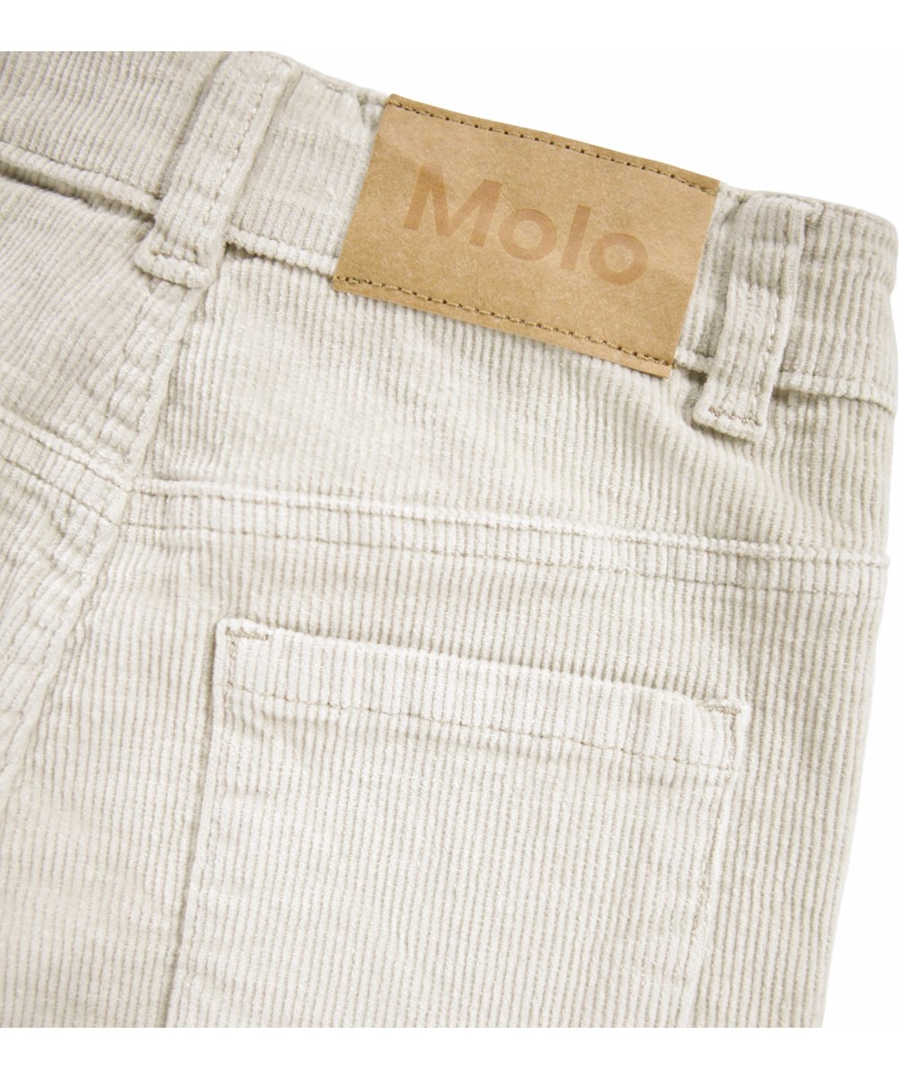 Aida - Quiet Grey - Gebroken witte kinderbroek gemaakt van zacht katoenen fluweel in een trompetvormige pasvorm.