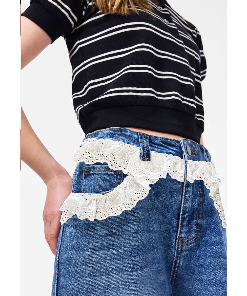 Aiden - Lace Denim - Blauwe kinderspijkerbroek met kantdetail gemaakt van biologisch katoen 