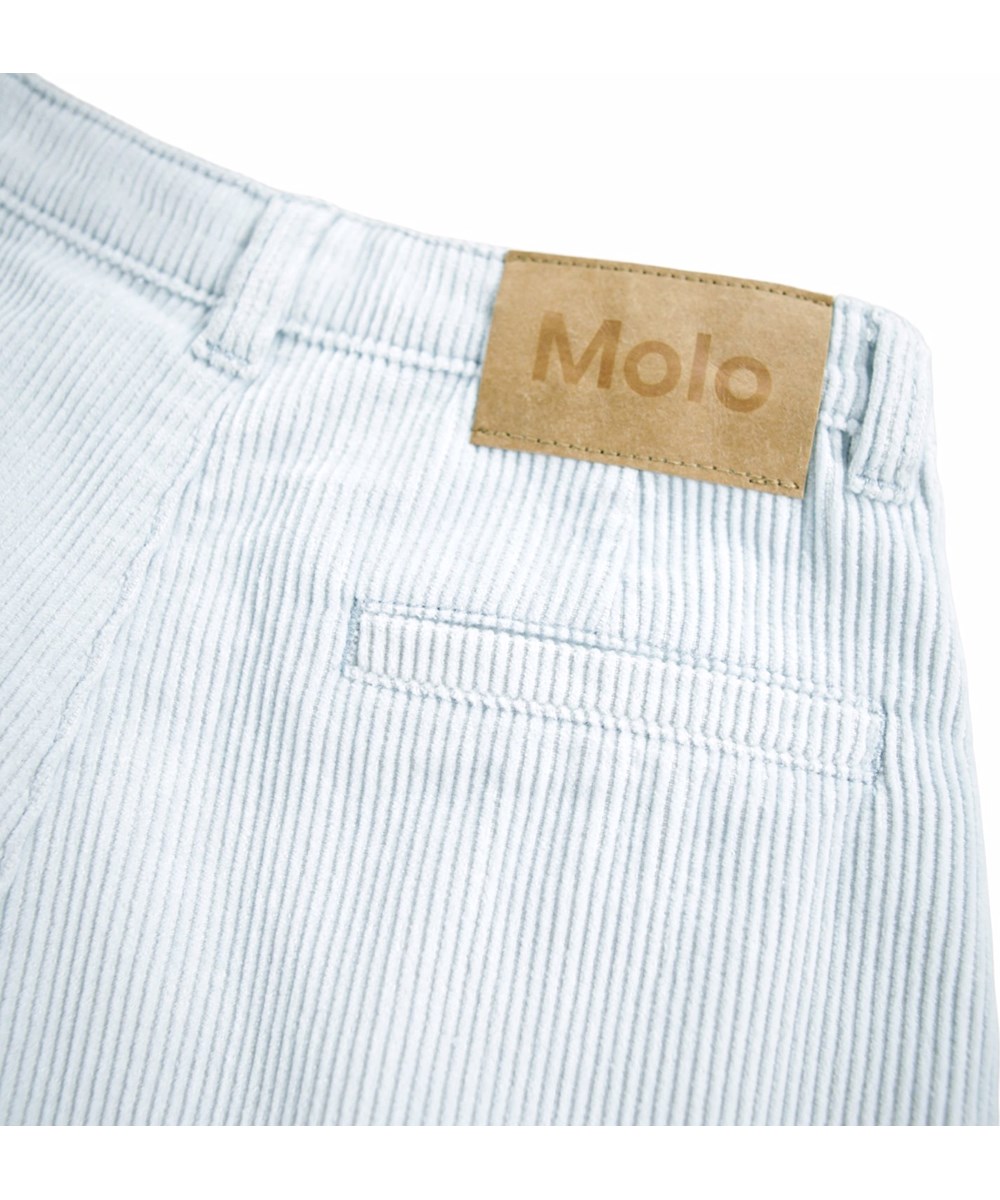 Alaine - Blue Moon - Lichtblauwe kinderbroek gemaakt van zacht katoenen fluweel in een ruimvallende pasvorm.