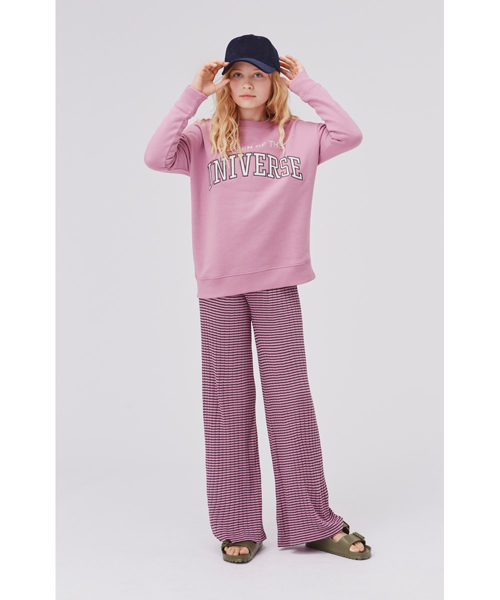 Alexandra - Space Purple Stripe - Paarse broek met zwarte strepen in ribstof