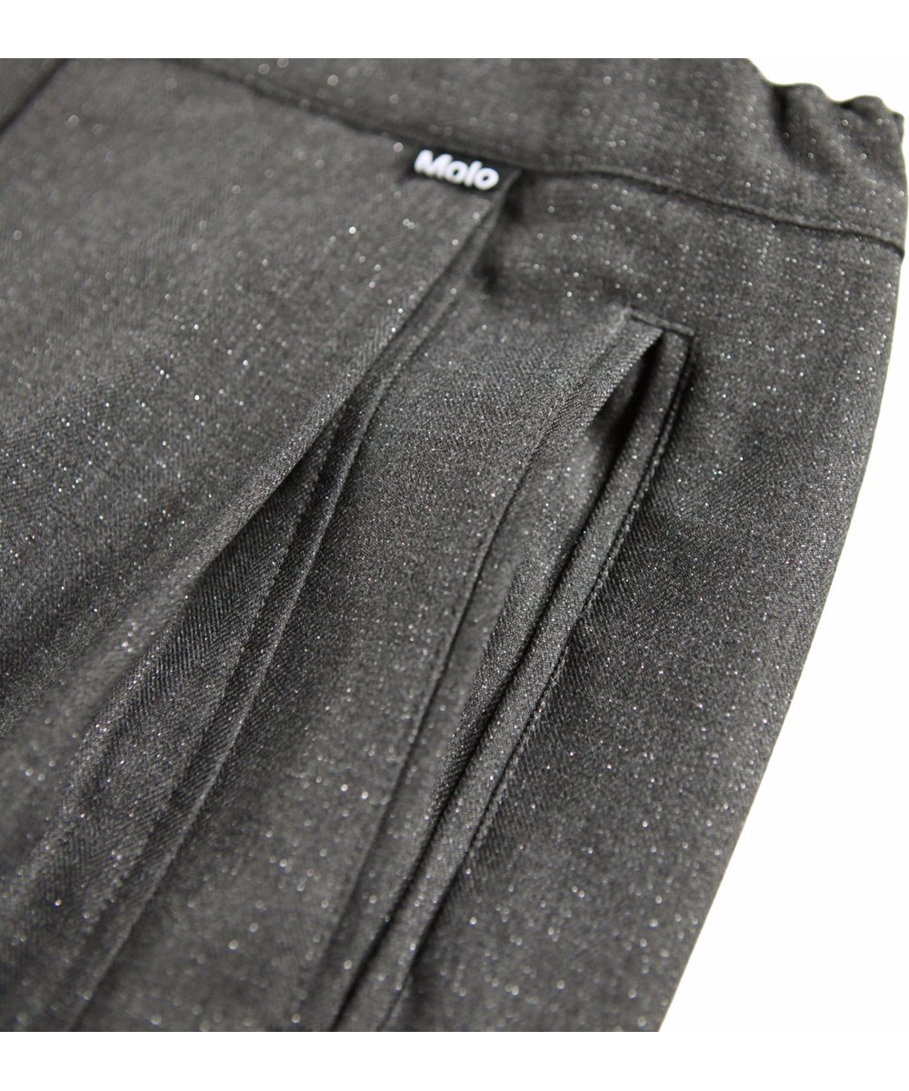 Alvina - Grey Silver Check - Grijze flanellen kinderbroek met zilverdraad in een ruimvallende pasvorm.