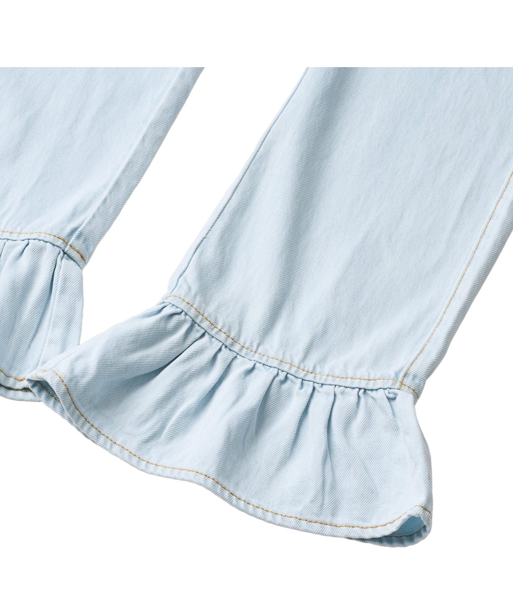 Amara - Bleached Drapy - Lichtblauwe kinderspijkerbroek met elegante ruches.