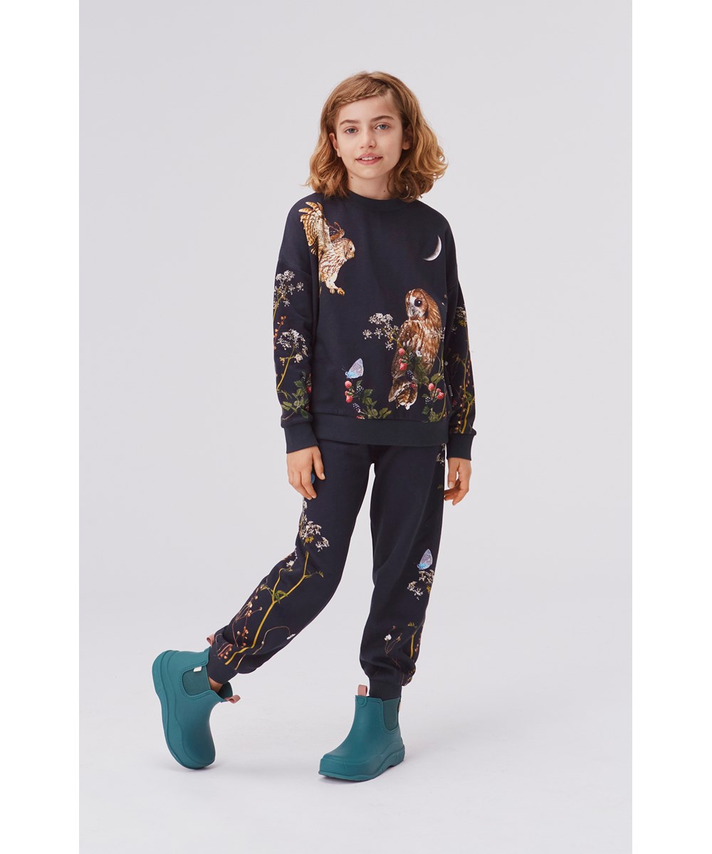 Amina - Moonlight Owls - Zwarte biologische joggingbroek met bramen en bloemen