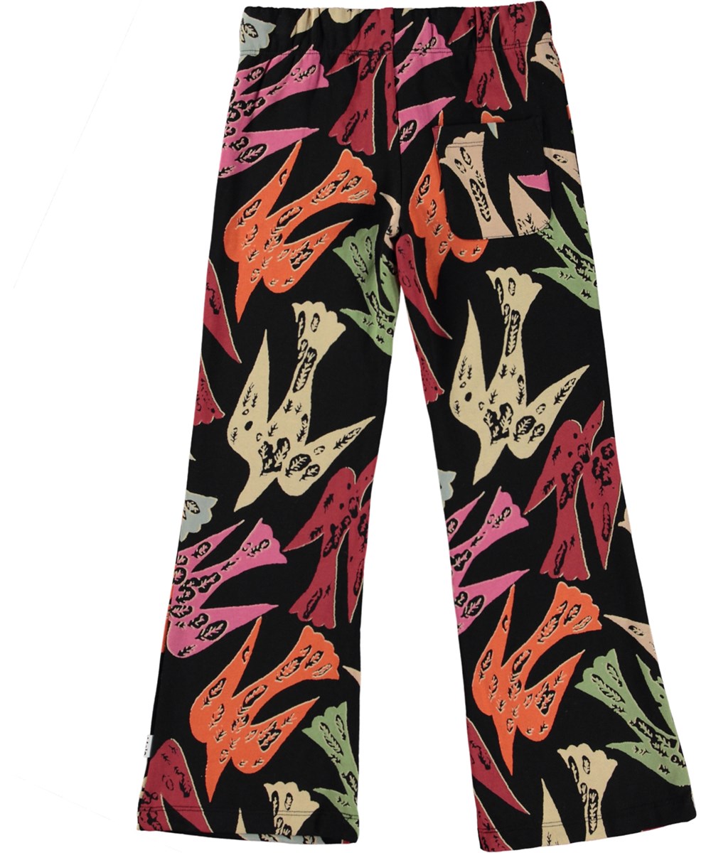 Annelisa - Studio Birds - Zwarte jersey broek van biologisch katoen met een all-over print van zwaluwen.