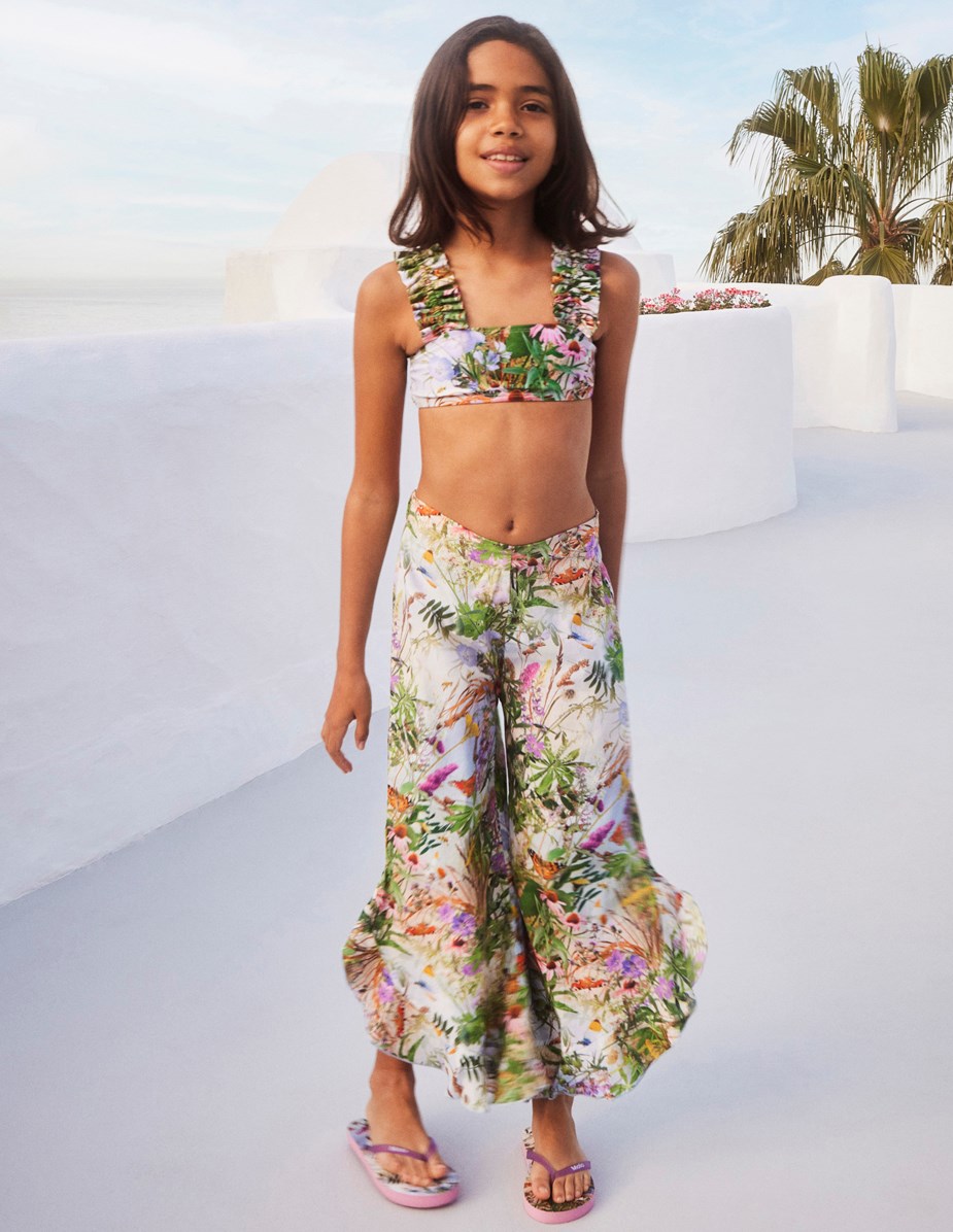 Aretha - Wild Nature - Luchtige broek van bioglosch katoen met een bloemenprint en ruches