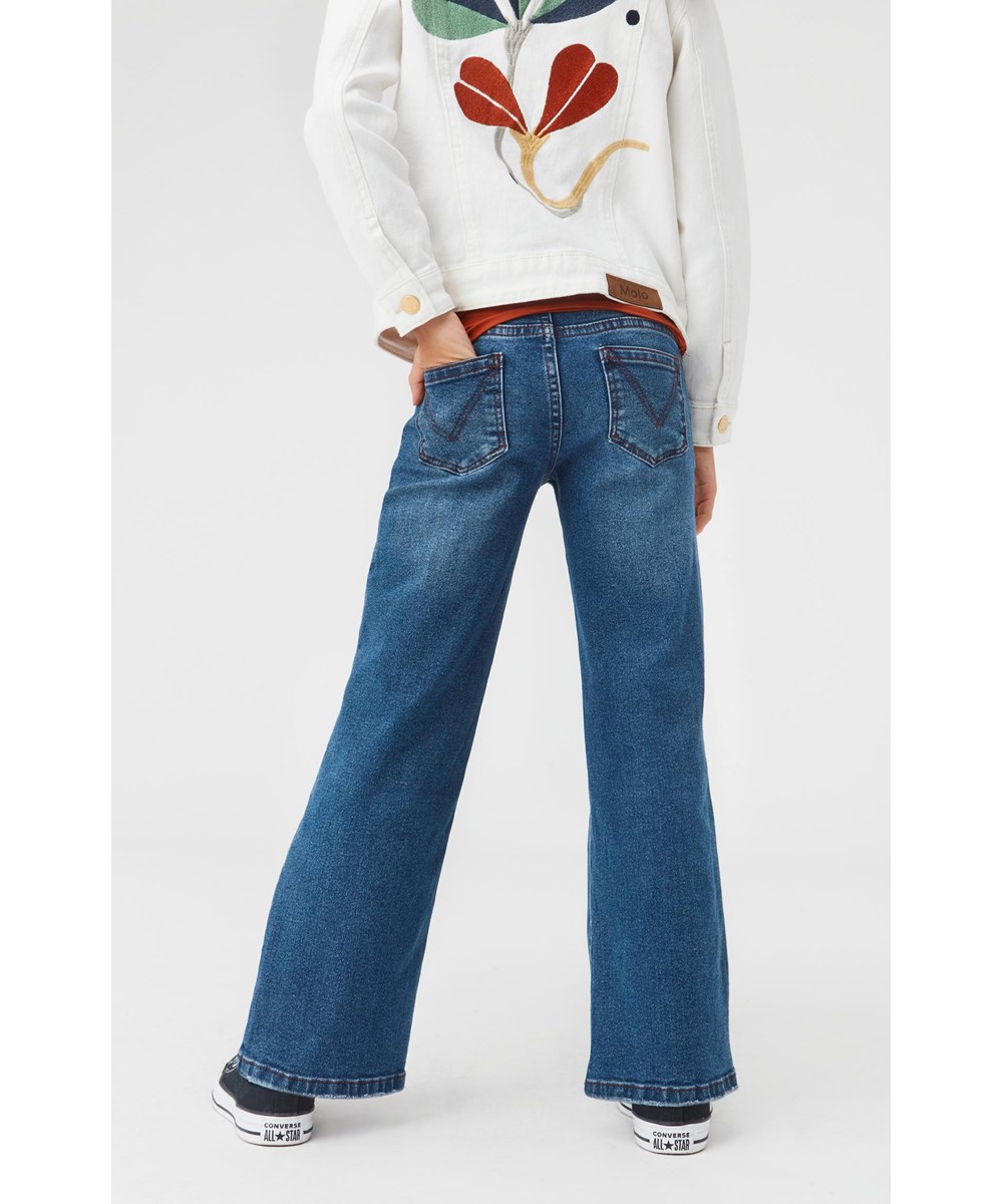 Asta - Mid Blue Wash - Gerecyclede wijde blauwe jeans