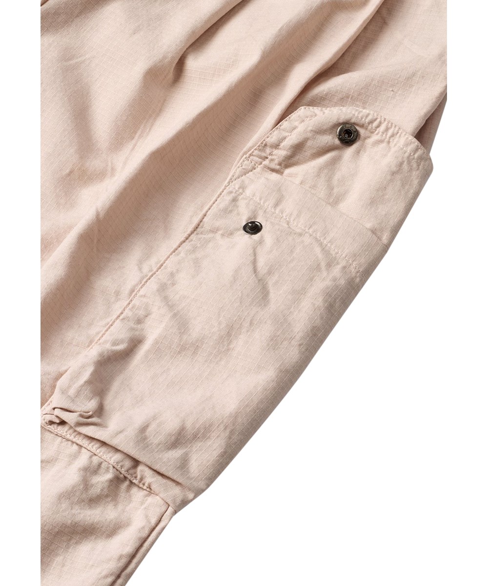 Audie - Soft Powder - Beige kinderbroek met cargozakken gemaakt van biologisch katoen 