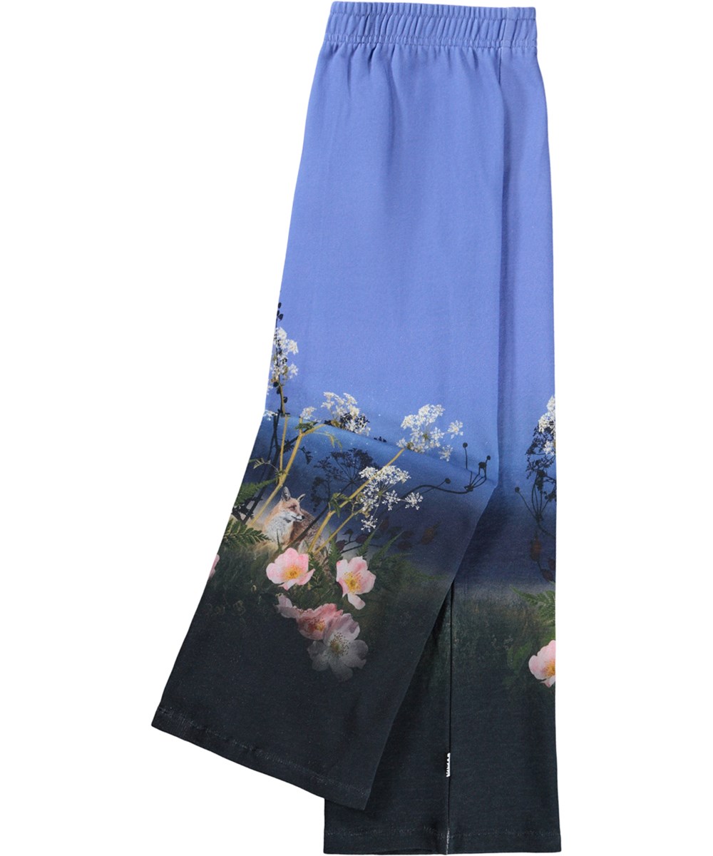 Aurita - Moonrise Meadow - Blauwe joggingbroek gemaakt van biologisch katoen met een print van een bloemenweide.