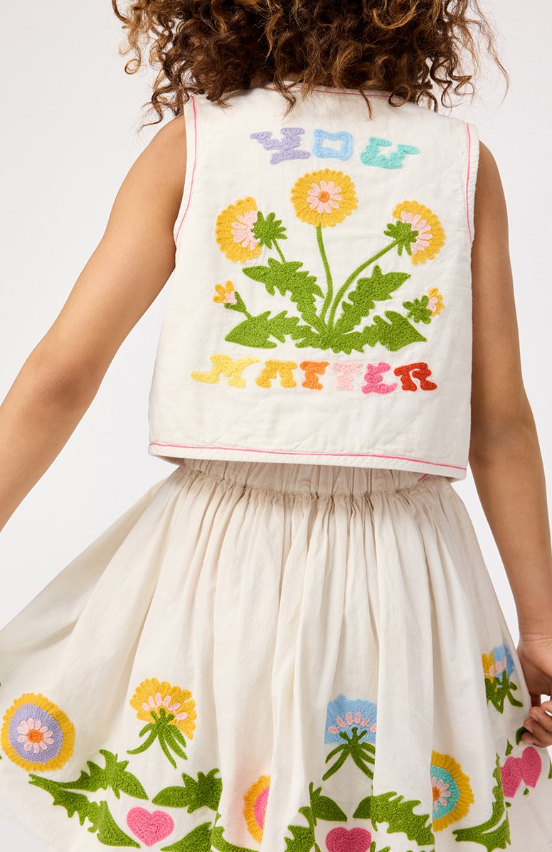 Heather - Fancy Dandelion - Zandkleurige gevoerde kinder bodywamer van zacht katoen met borduurwerk, ronde hals, knopen aan de voorkant en roze stiksel.