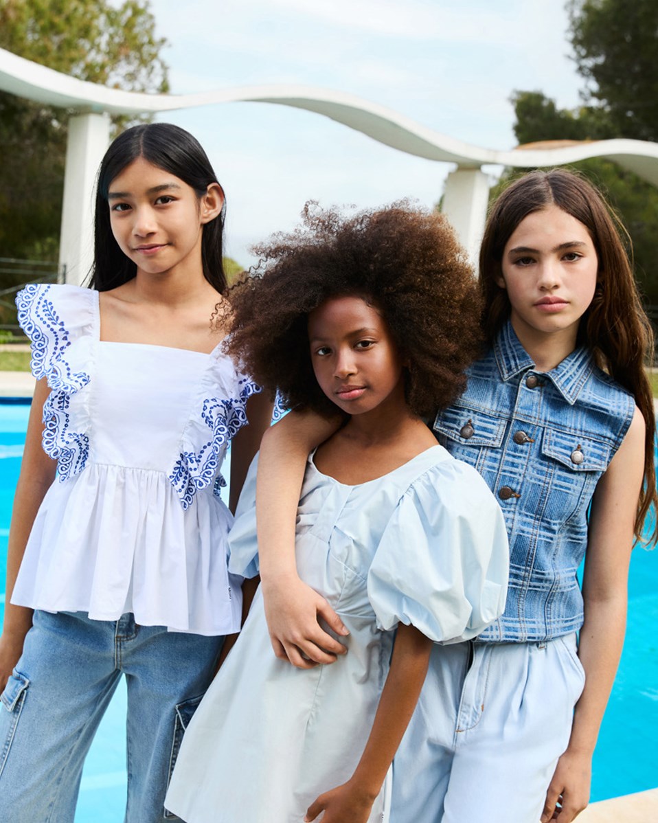 Hertha - Washed Check - Blauwe kinder spijkerbodywarmer van katoen met borstzakken.