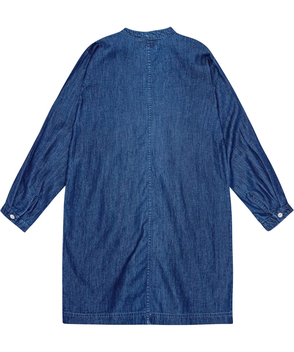 Caela - Mid Blue Wash - Losvallende knielange spijkerblauwe jurk van biologisch katoen met cargozakken.