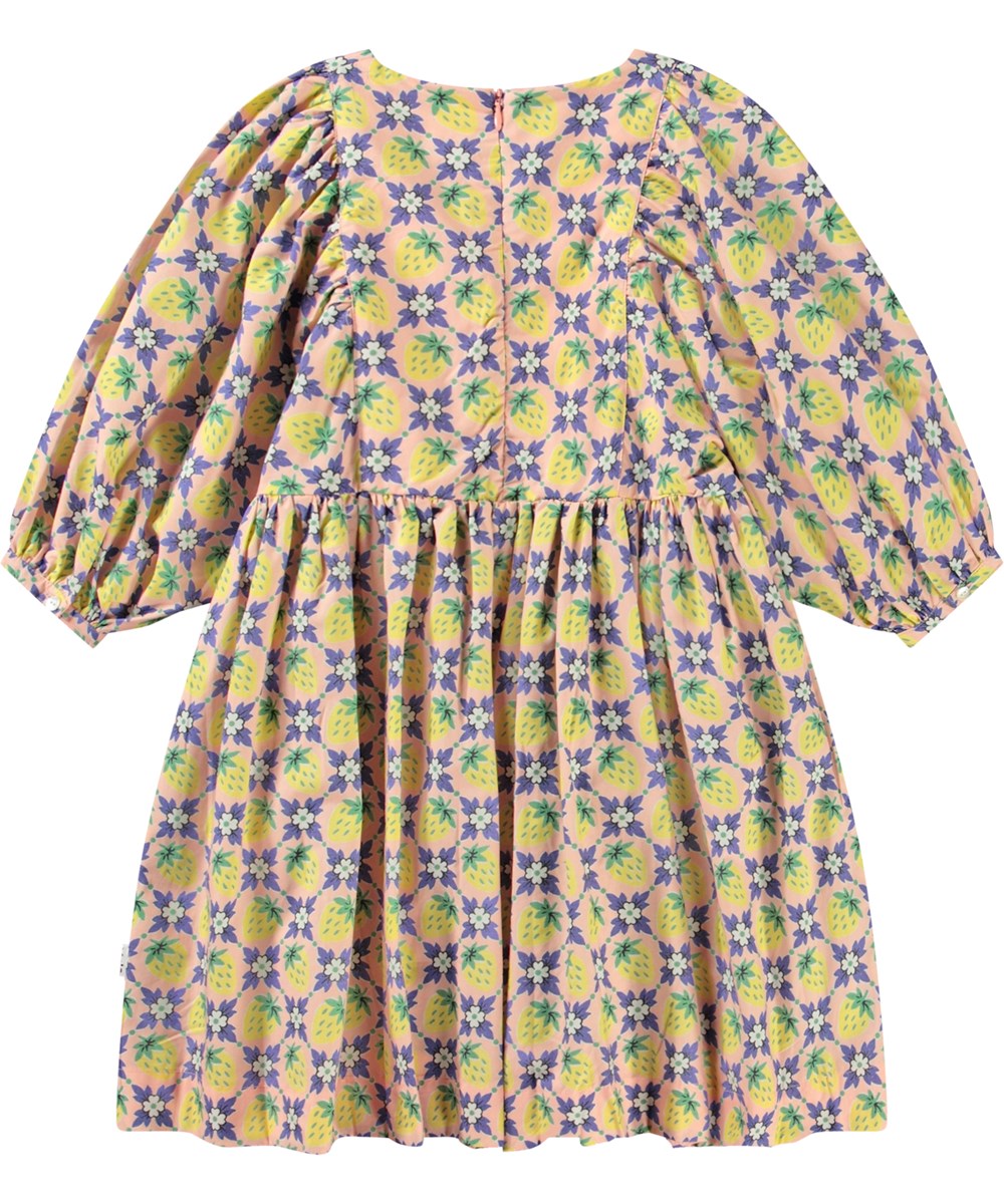 Caio - Vintage Berries - Knielange roze jurk van biologisch katoen met een all over print van een prachtig patroon van gele aardbeien en witte bloemen.