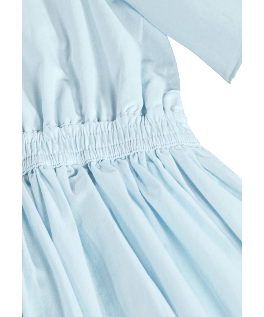 Cally - Morning Sky - Lichtblauwe kinderjurk met een open rug gemaakt van biologisch katoen