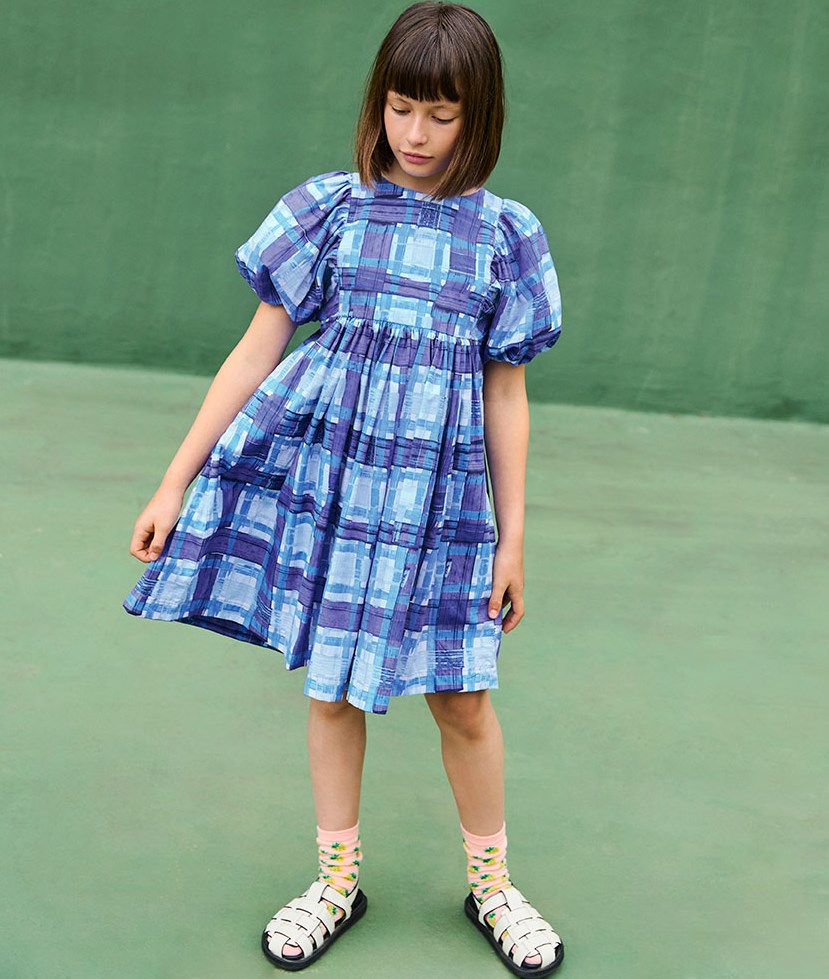 Calyita - Blue Checks - Geblokte kinderjurk in verschillende kleuren blauw van biologisch katoen met een ronde hals.