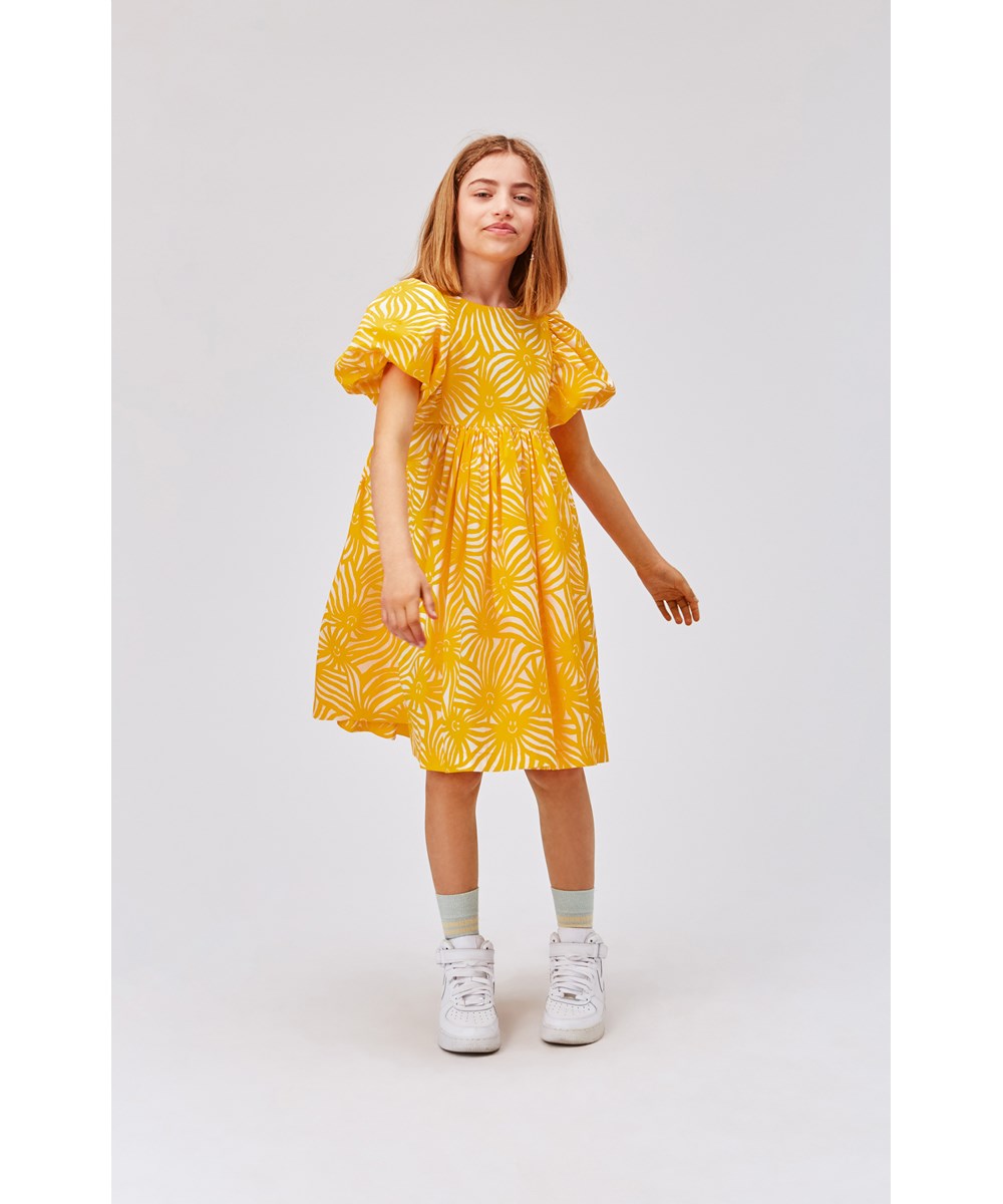 Calyita - Stay Sunny - Sunny gele biologische jurk met zonnestralen en pofmouwen
