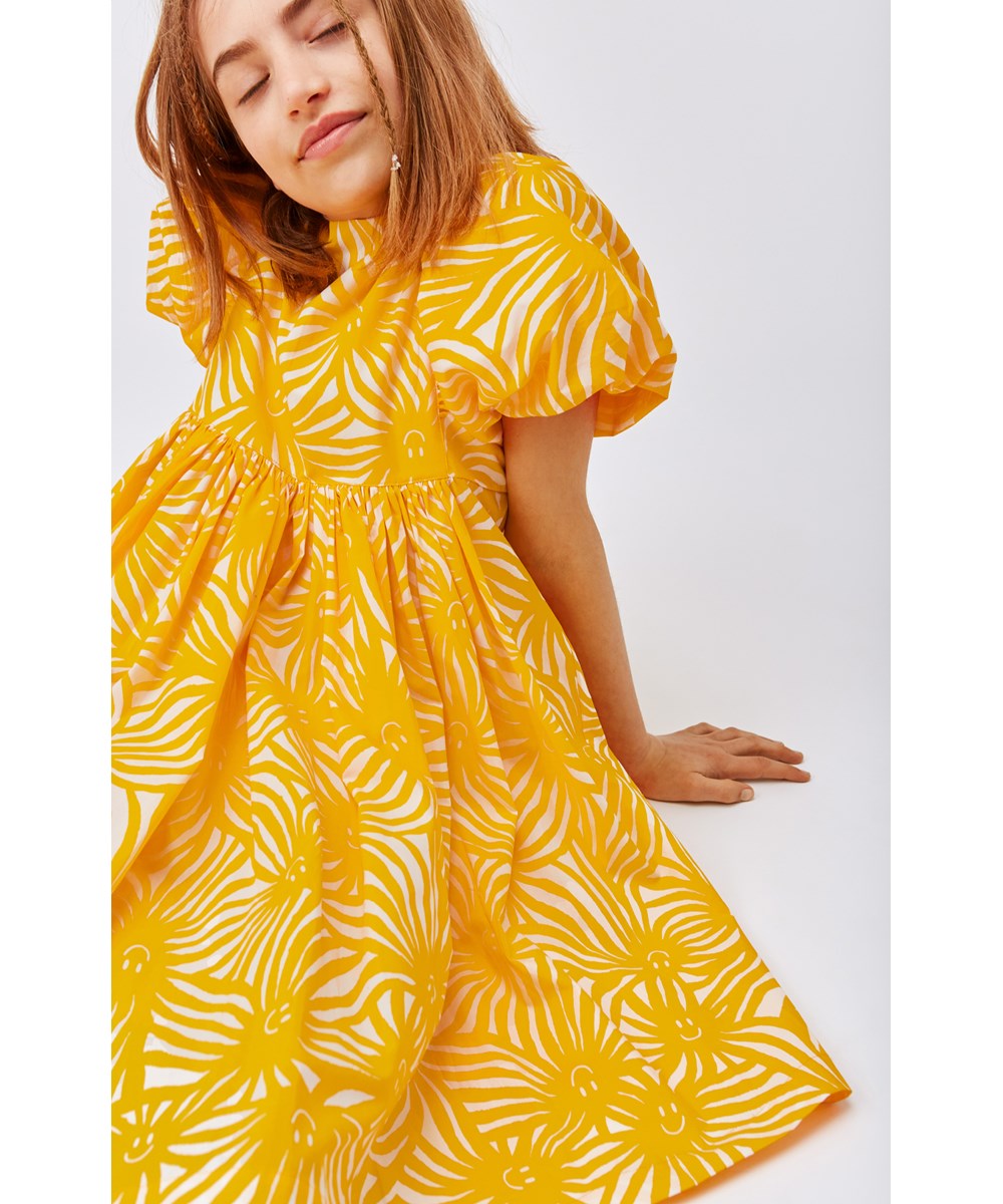 Calyita - Stay Sunny - Sunny gele biologische jurk met zonnestralen en pofmouwen