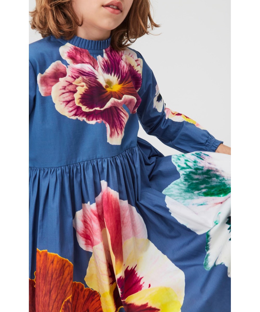 Cami - Blue Pansy - Blauwe biologische jurk met grote bloemen