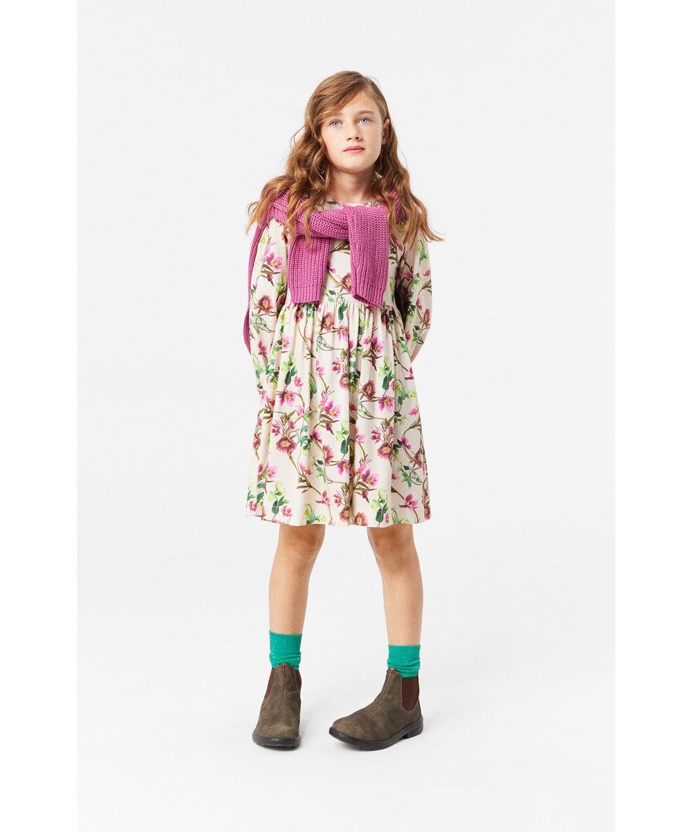 Camie - Hellebore - Ruimvallende off-white jersey jurk van biologische katoen met een all-over bloemenprint