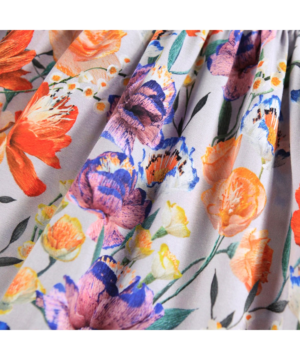 Camie - Paper Flowers - Lichtpaarse jersey kinderjurk gemaakt van biologisch katoen met een print van kleurrijke bloemen.