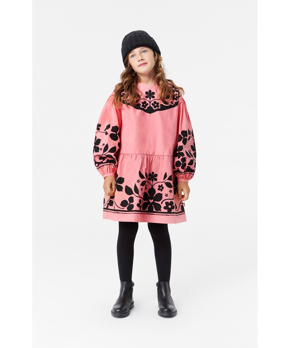 Camilla - Pink Folklore - Oversized knielange bordeauxrode jurk van biologisch katoen met zwierige rok.