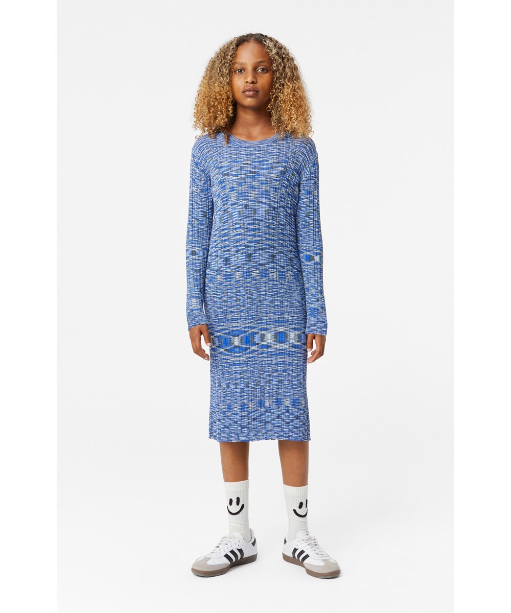 Camille - Blue Mouliné - Aansluitende, rekbare midi-jurk met lange mouwen.