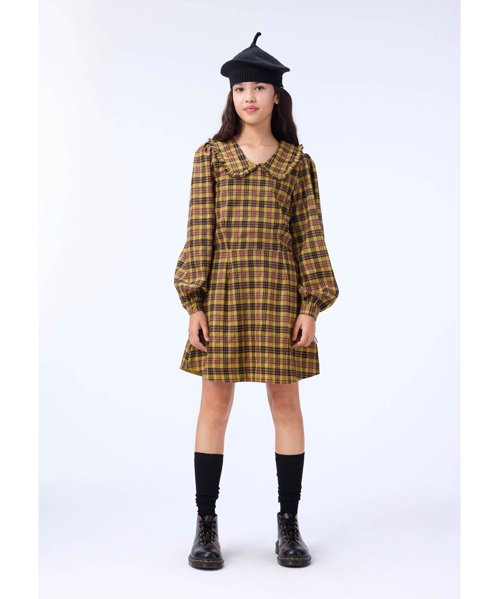 Candice - Highland Check - Korte kinderjurk met lange mouwen in een geel en bruin ruitpatroon.