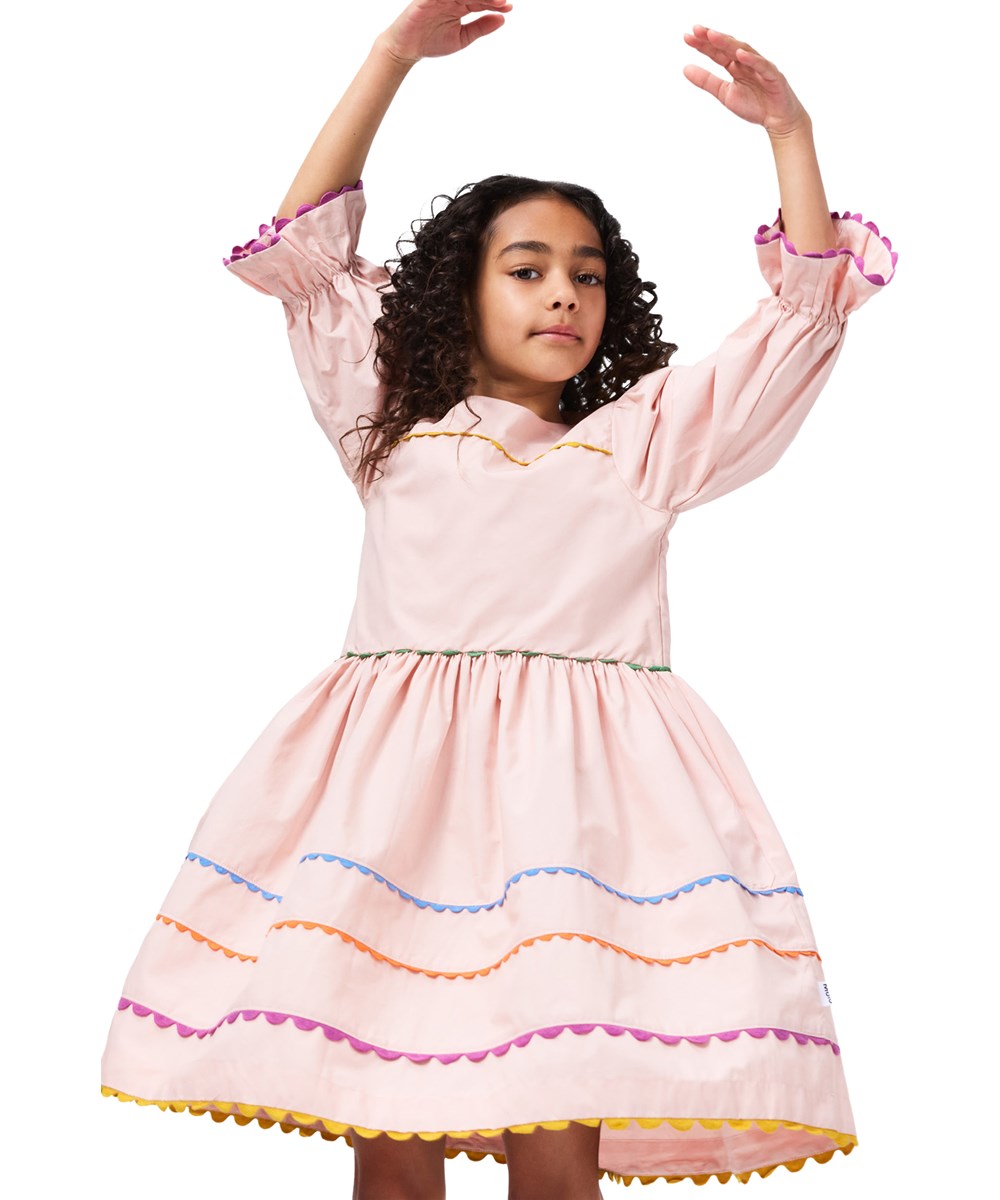 Capella - Petal Blush - Roze kinderjurk met ruches mouwen gemaakt van biologisch katoen 