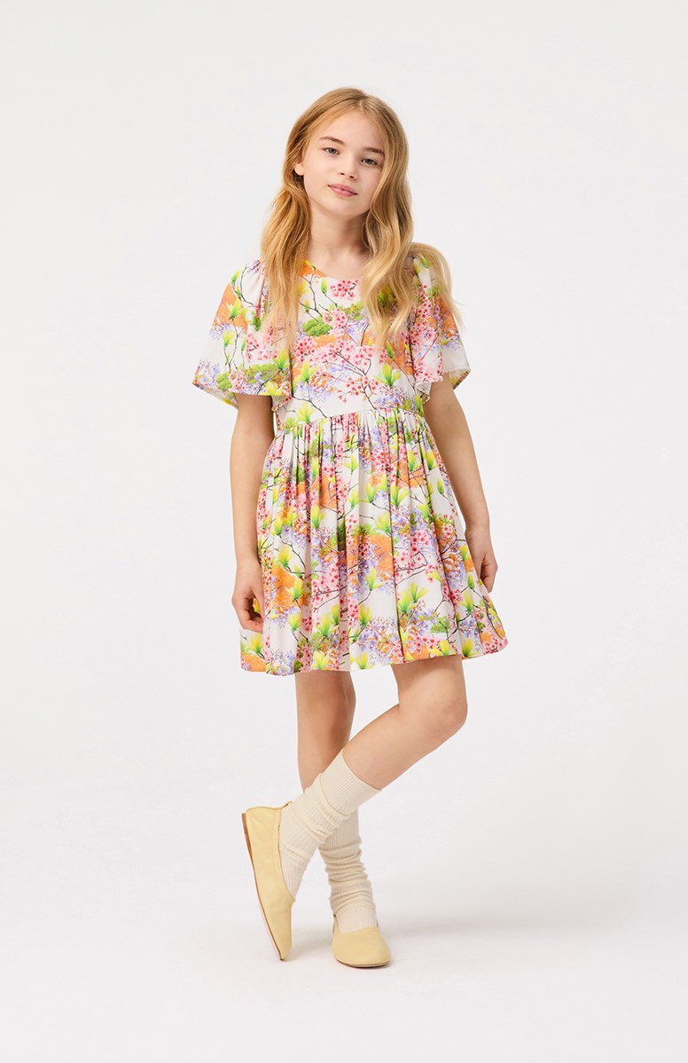 Carlin - In Bloom - Witte knielange kinderjurk van zacht viscose met een ronde hals en vlindermouwen.