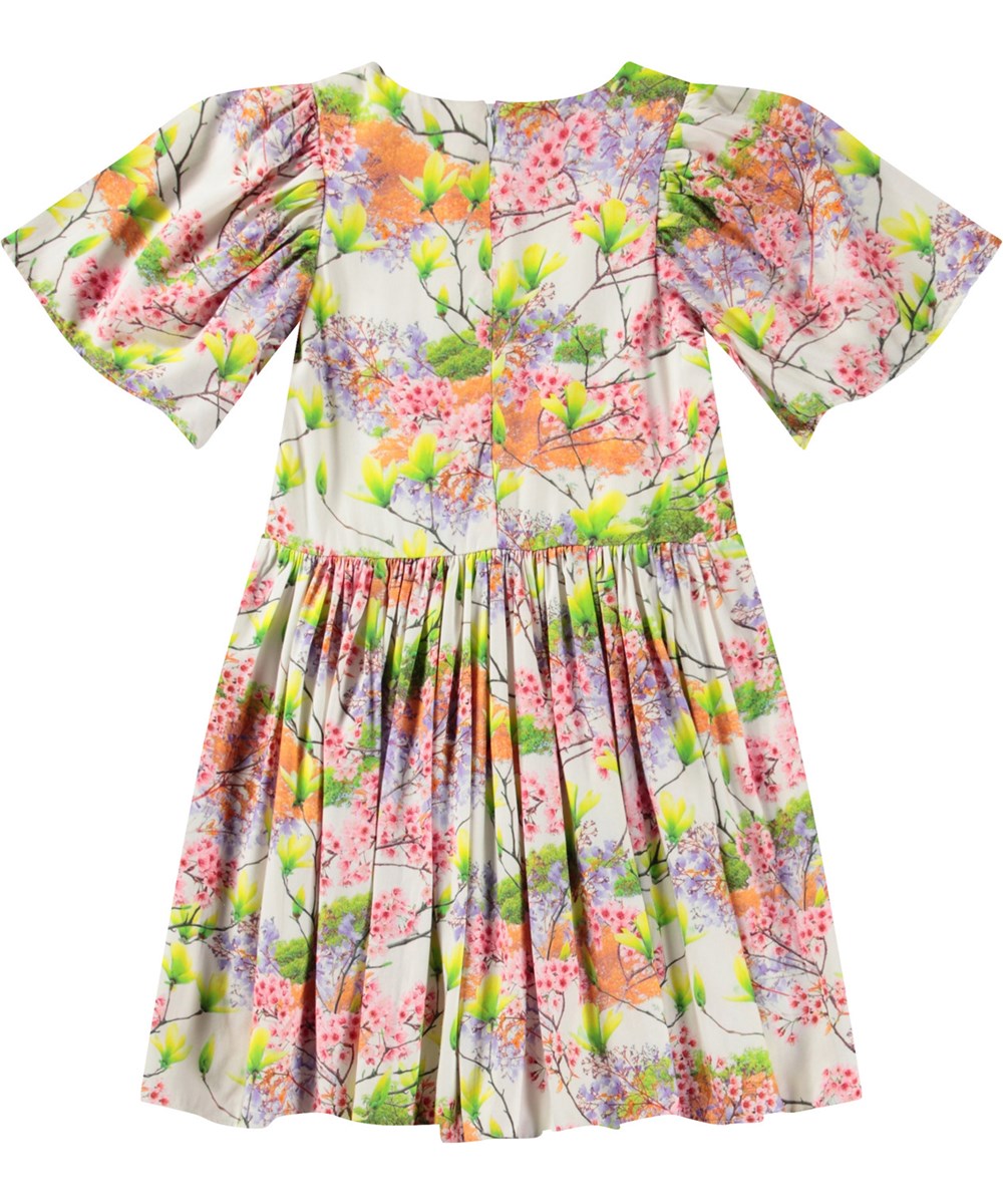 Carlin - In Bloom - Witte knielange kinderjurk van zacht viscose met een ronde hals en vlindermouwen.