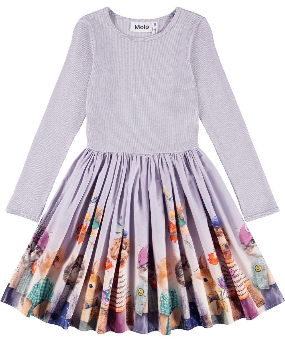 Casie - Cuties - Lange lichtpaarse kinderjurk gemaakt van biologisch katoen met lange mouwen, een popeline rok en een print van dieren gekleed in kleding.