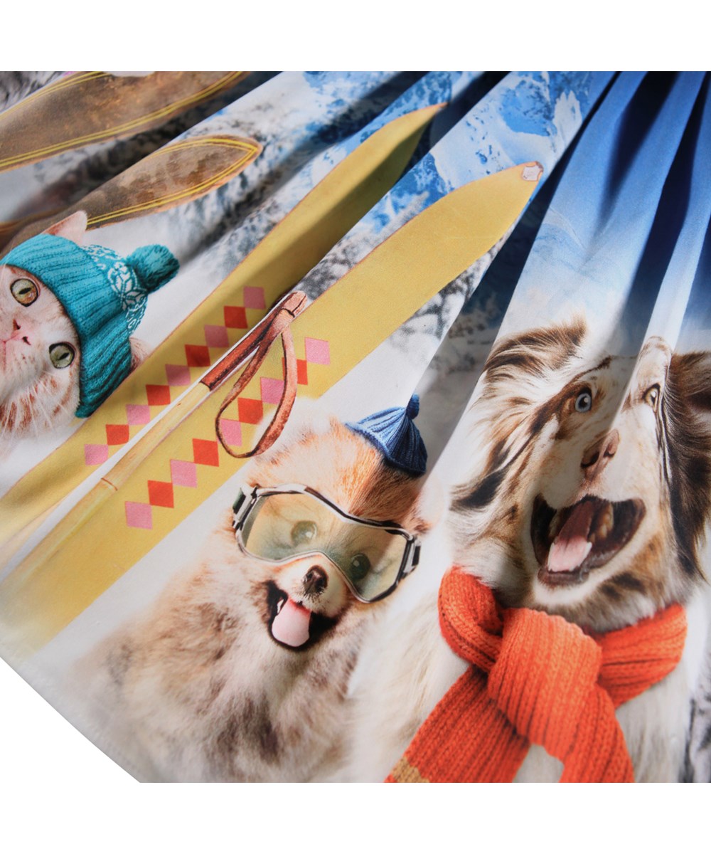 Casie Warm - Ski Trip - Lange blauwe kinderjurk gemaakt van biologisch katoen met lange mouwen en een rok van geborsteld katoenen flanel.