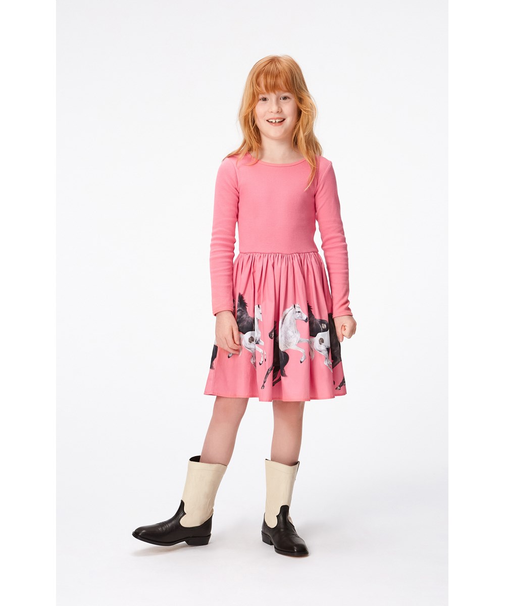 Casie - Wild Yin Yang - Roze jurk van biologisch katoen met paardenprint