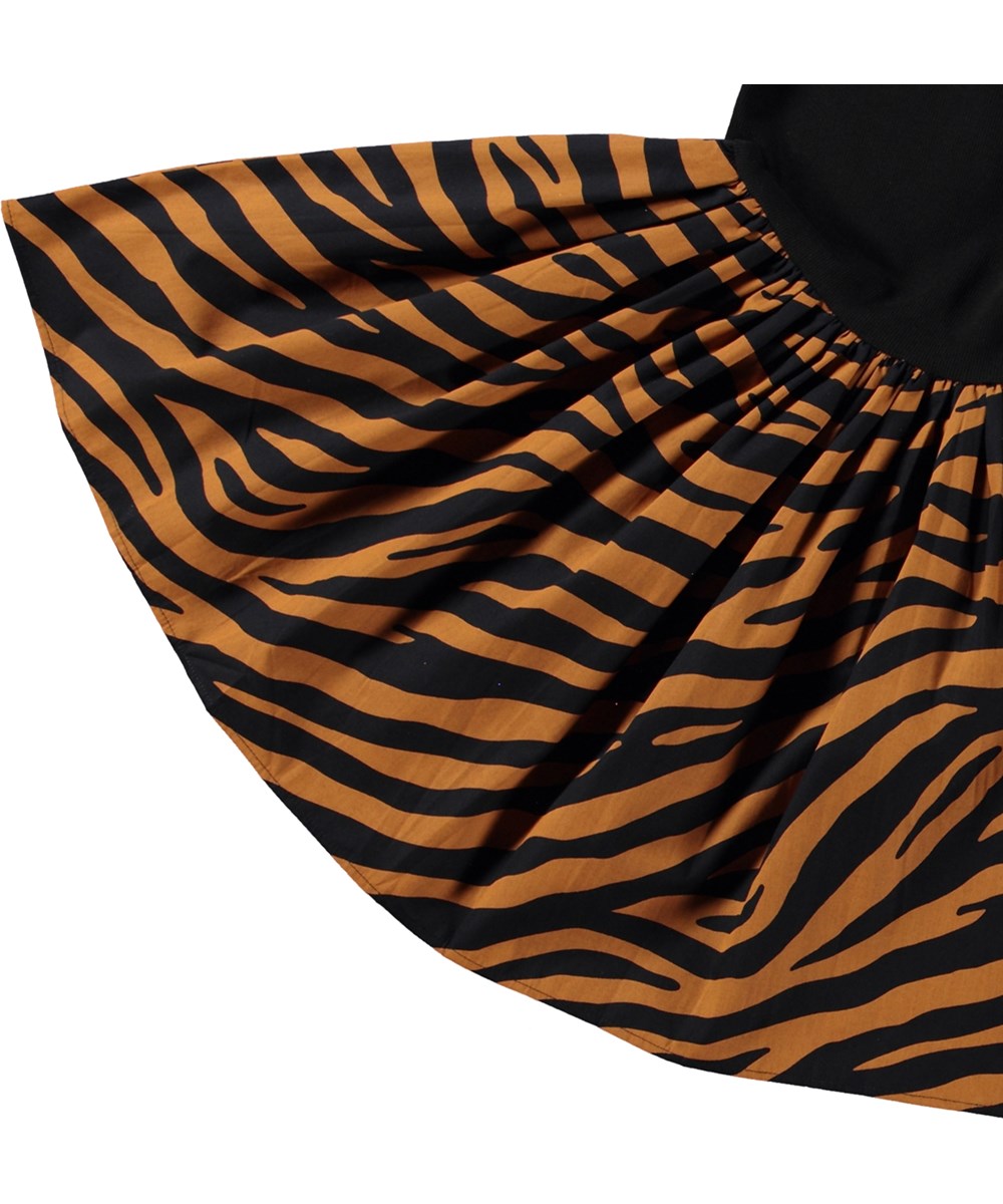 Casie - Zebra Denim - Zwarte biologische katoenen jurk met een cirkelvormige rok in zebrastrepen.