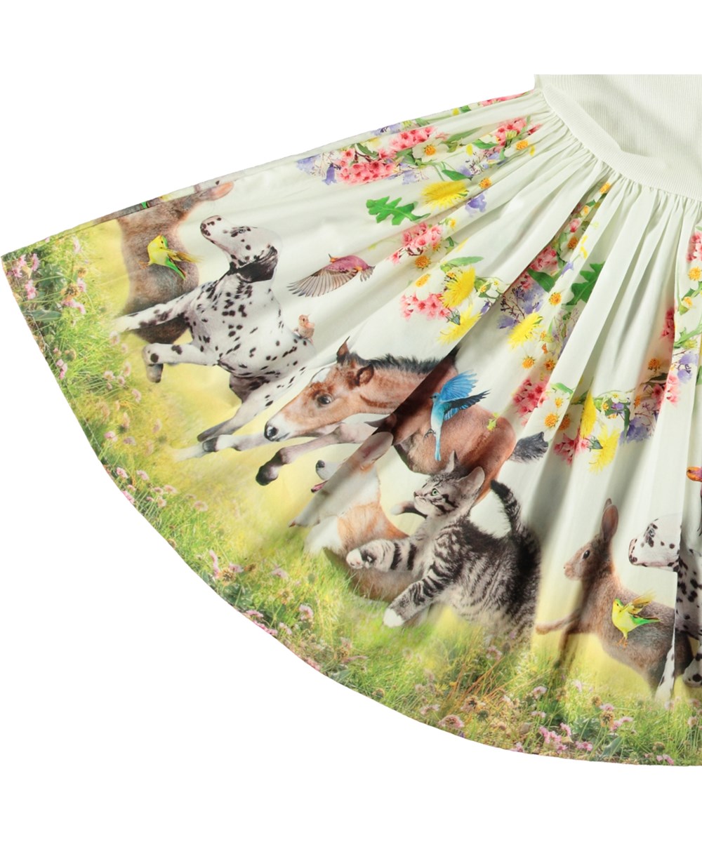 Cassandra - Joy Run - Gebroken witte kinderjurk van biologisch katoen met een aansluitende top van ribjersey en een poplin rok.