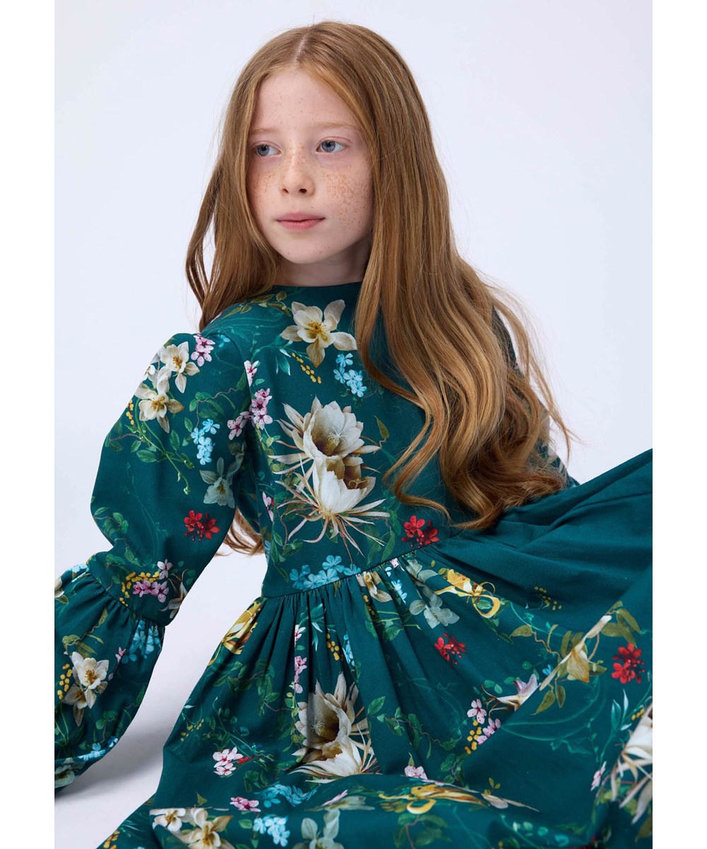 Cece - Cosmic Paisley - Lange groene jurk gemaakt van biologisch katoenen popeline met een bloemenprint.