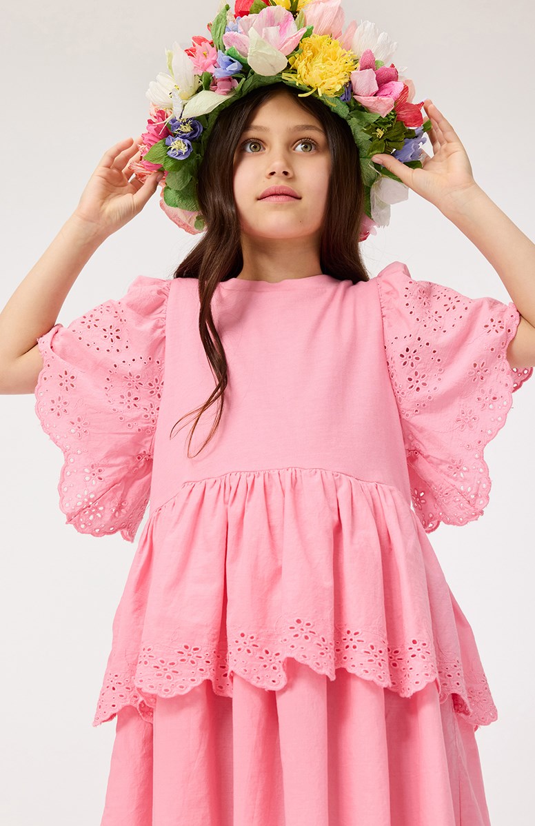 Ceelia - Pink Lemonade - Roze knielange kinderjurk van biologisch katoen met een ronde ribboord hals