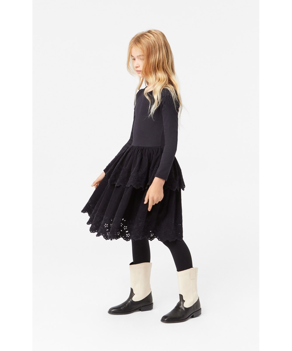 Cerena - Black - Zwarte biologische katoenen jurk met een mini fluwelen rok met kanten patroon.