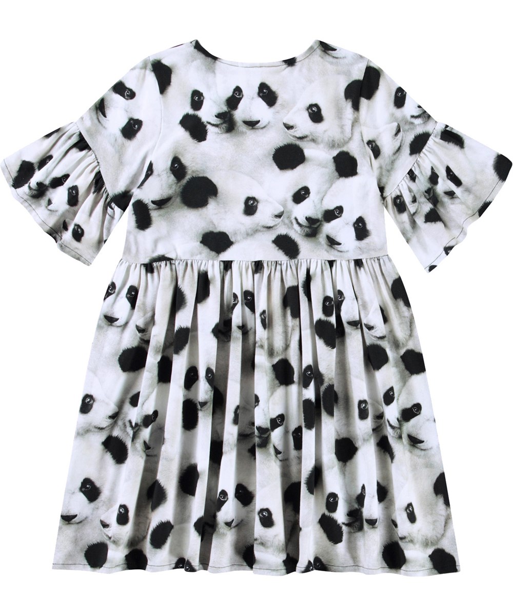 Chasity - Giant Panda - Knielange kinderjurk van zacht biologisch jerseykatoen met een ronde hals en t-shirt mouwen met ruches.