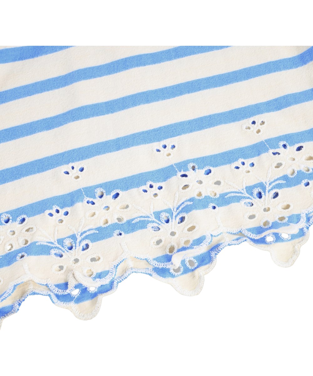 Cherry - Fresh Stripe - Blauw en gebroken witte T-shirtjurk met kant voor kinderen gemaakt van biologisch katoen 