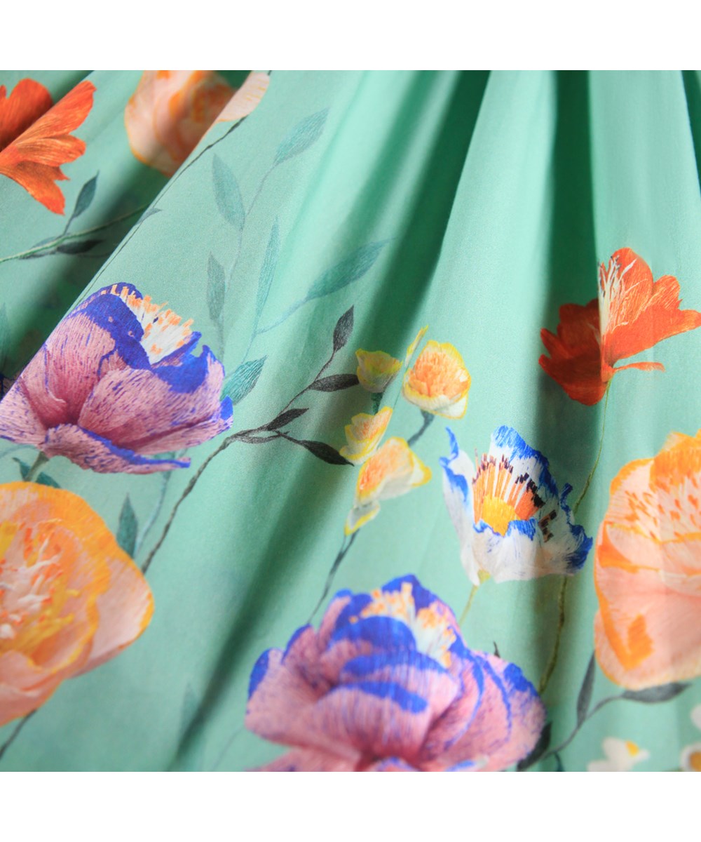 Chipie - Flower Garden - Groene kinderjurk gemaakt van biologisch katoenen popeline met een bloemenprint.