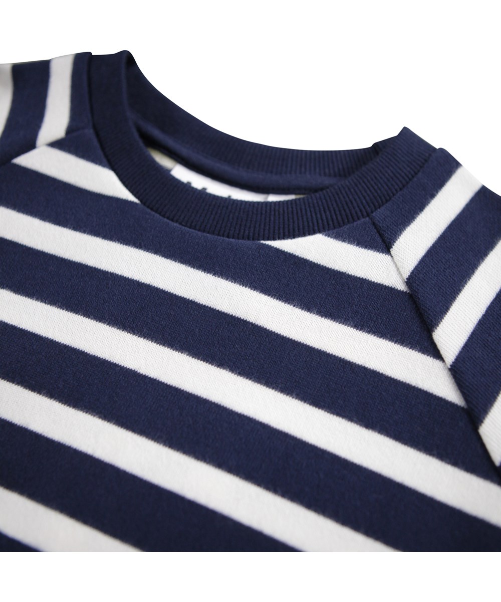 Christa - Blue Cream - Lange sweaterjurk voor kinderen gemaakt van biologisch katoen met lange mouwen en blauwe en witte strepen.