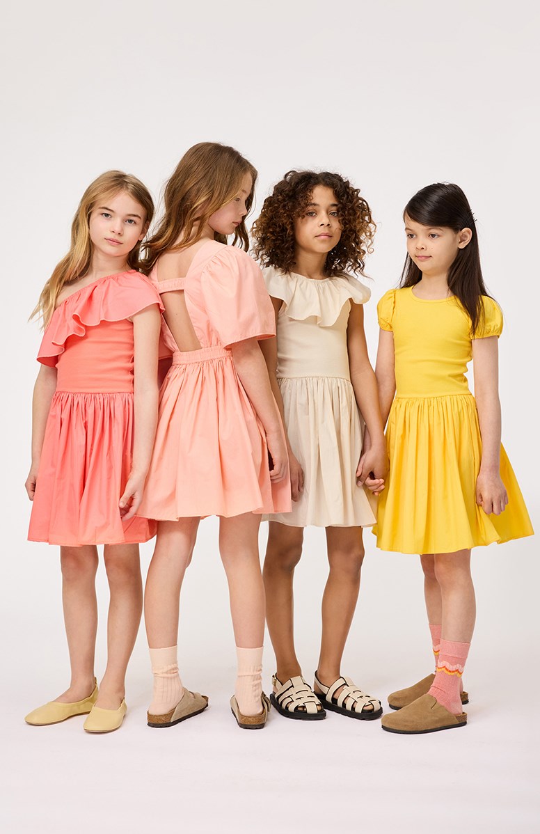 Christal - Brazilian Sand - Roze kinderjurk van biologisch katoen met een aansluitende jersey ribtop, ronde hals en een rok met volume van katoen poplin.