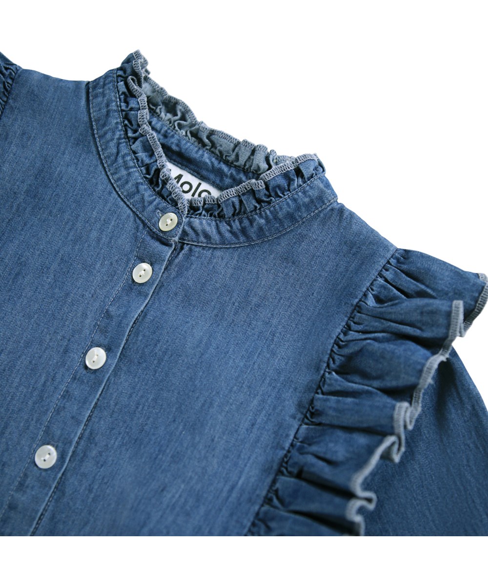 Christina - Washed Blue - Lange blauwe kinderjurk met lange mouwen gemaakt van biologisch katoenen chambray.