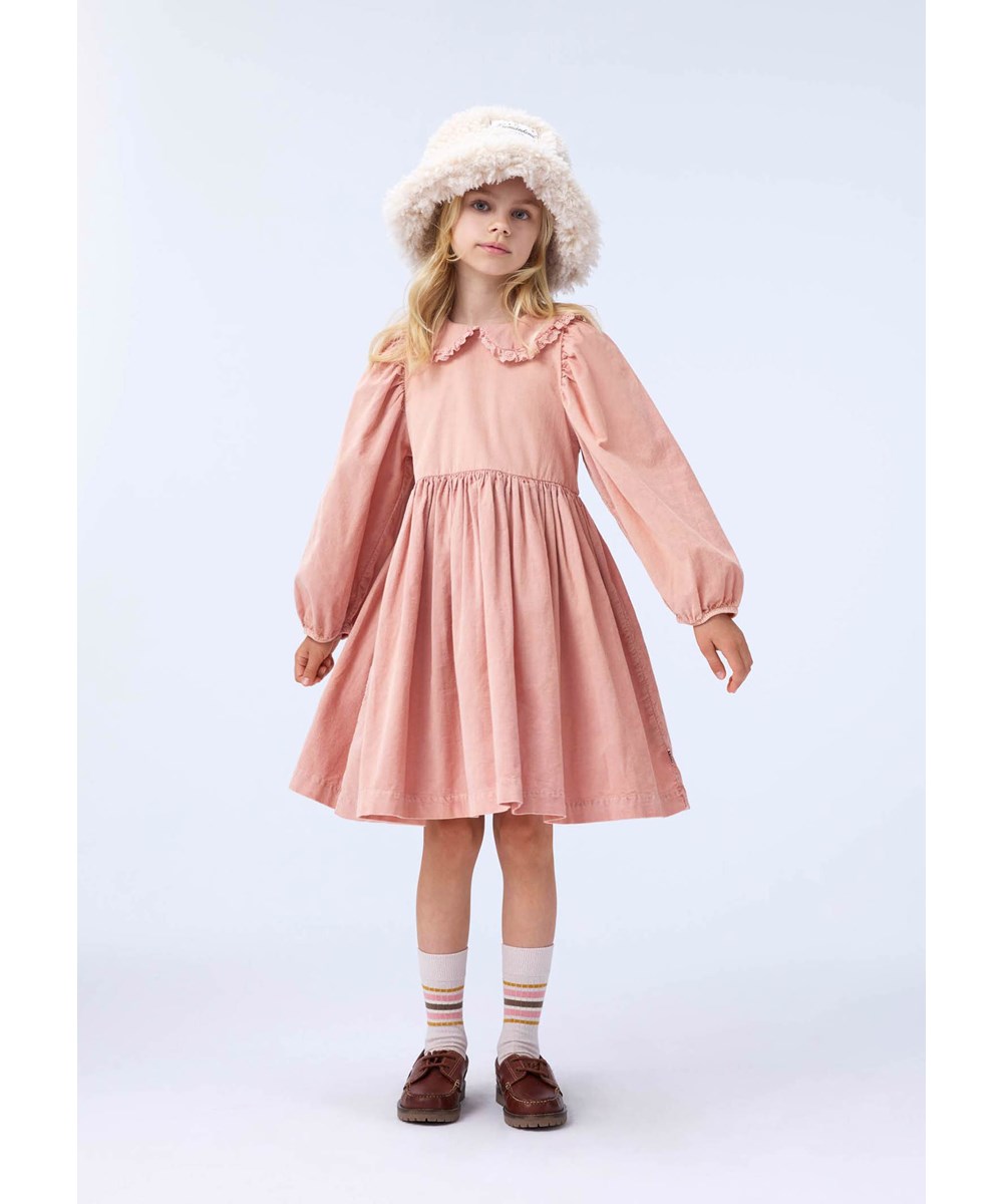 Christine - Rose Cloud - Roze knielange kinderjurk gemaakt van biologisch fluweel met lange mouwen.