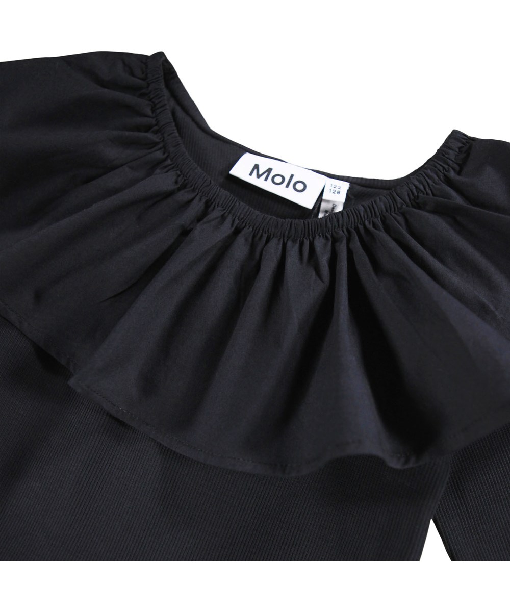 Cille - Black - Zwarte knielange kinderjurk gemaakt van biologisch katoen met een aansluitende jersey top, een volumineuze rok van katoenen popeline en een grote popeline kraag.