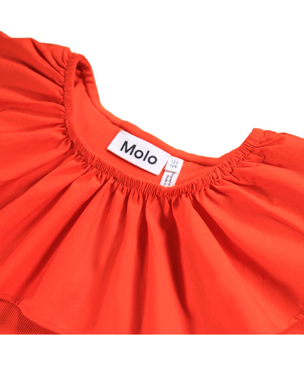 Cille - Rising Sun - Rode knielange kinderjurk gemaakt van biologisch katoen met een aansluitende jersey top, een volumineuze rok van katoenen popeline en een grote popeline kraag.