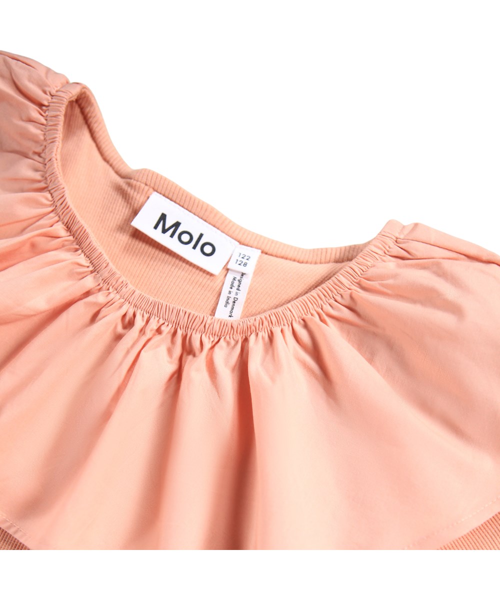 Cille - Rose Cloud - Roze knielange kinderjurk gemaakt van biologisch katoen met een aansluitende jersey top, een volumineuze rok van katoenen popeline en een grote popeline kraag.