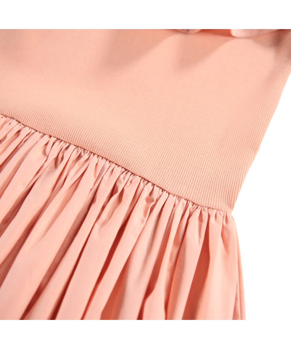 Cille - Rose Cloud - Roze knielange kinderjurk gemaakt van biologisch katoen met een aansluitende jersey top, een volumineuze rok van katoenen popeline en een grote popeline kraag.