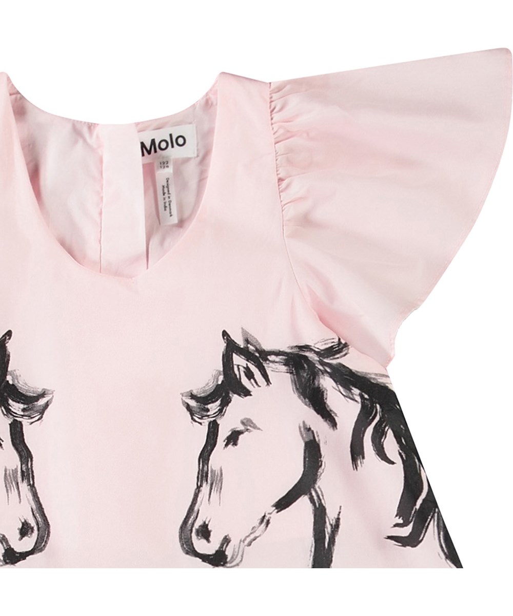 Cinda - Folklore Horses - Roze kinderjurk van biologisch katoen met vlindermouwen en ruches aan de onderkant.